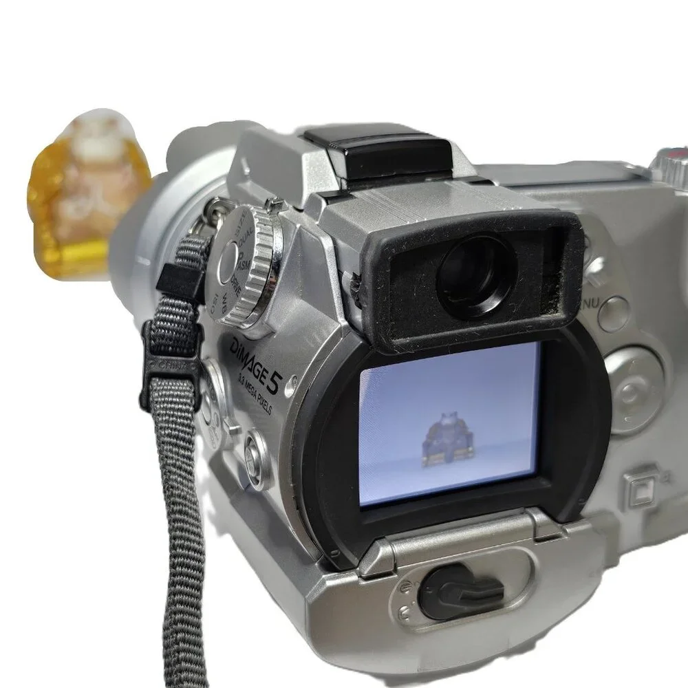Konica Minolta DiMage 5 3.3 Mega Pixels 7x Optical Zoom Digital Camera POWERS ON
